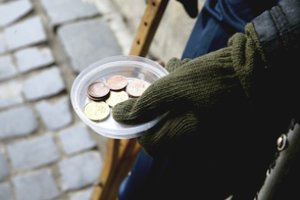 Dėl skurdo – žiežirbos: nesutaria, kiek žmonių vargą vargsta