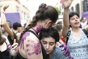 Moteris šiurpina sužvėrėjusios gaujos – kas savaitę po grupinį išprievartavimą