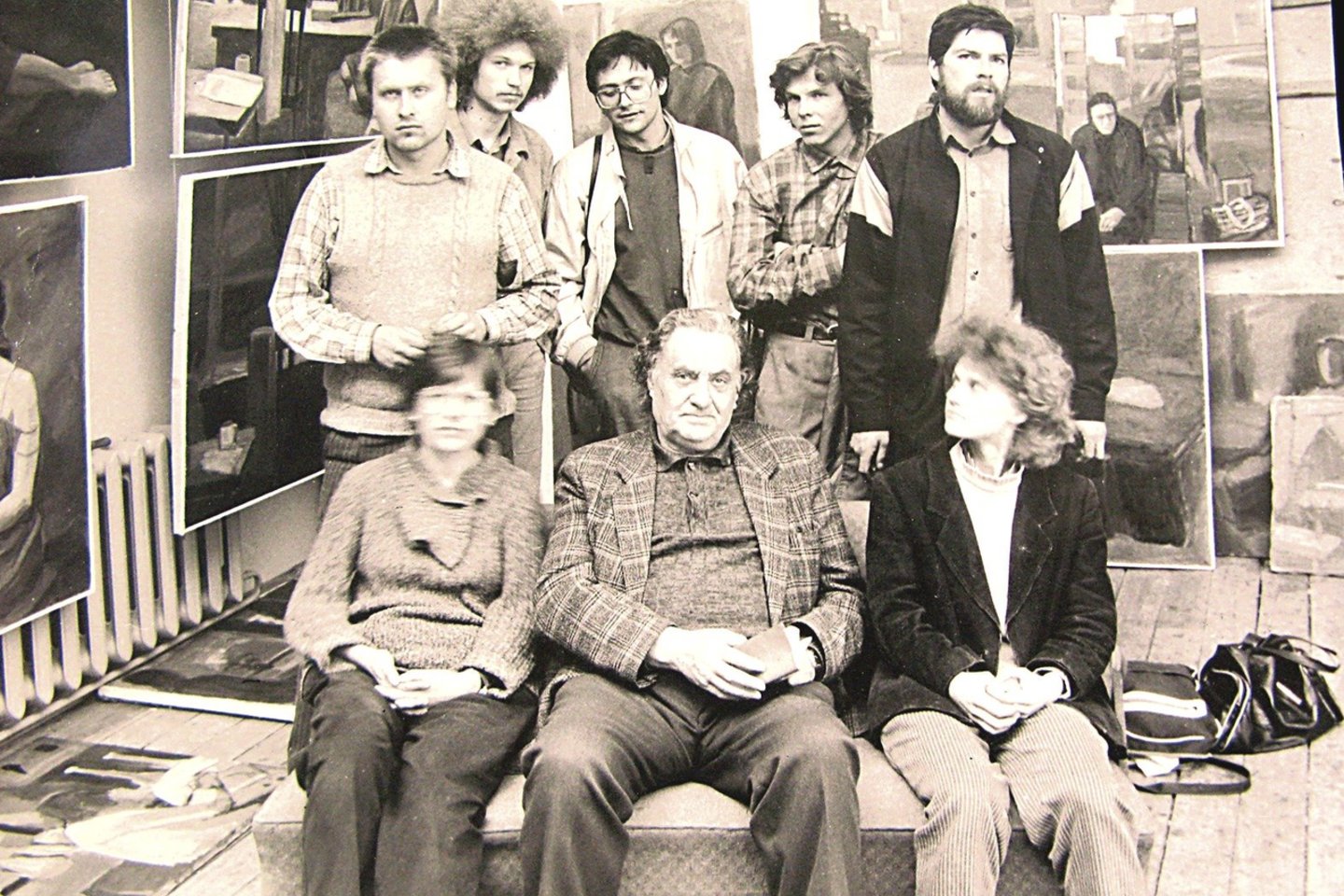 Lietuvos dailės klasikas A.Savickas su savo mokiniais 1986–1987 metais.