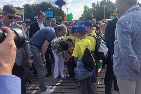 Kartu su žmona Diana Palangoje mažuosius sveikinęs G. Nausėda prisiminė savo vaikystę