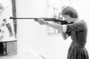 Elektrošoku gydytą moterį išgelbėjo kūryba: pasaulinę šlovę jai pelnė šaudymas į paveikslus