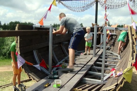 Vyrų dovana Uliūnų kaimui – rankų darbo laivas