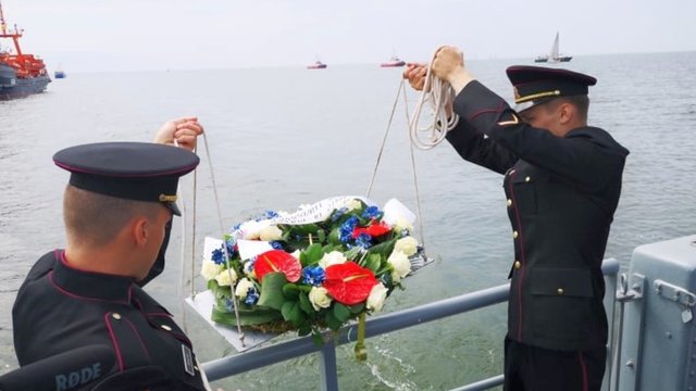 Per iškilmingą ceremoniją į Baltiją nuleisti vainikai žuvusiems jūroje pagerbti