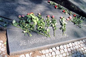 Jūrininkai nusilenkė uragano gniaužtuose žuvusios „Linkuvos“ įgulai