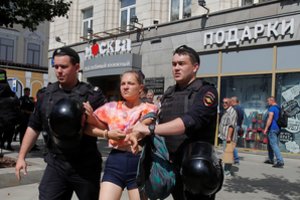 Maskvoje policija suiminėja protestuotojus – areštinėje jau keli šimtai žmonių