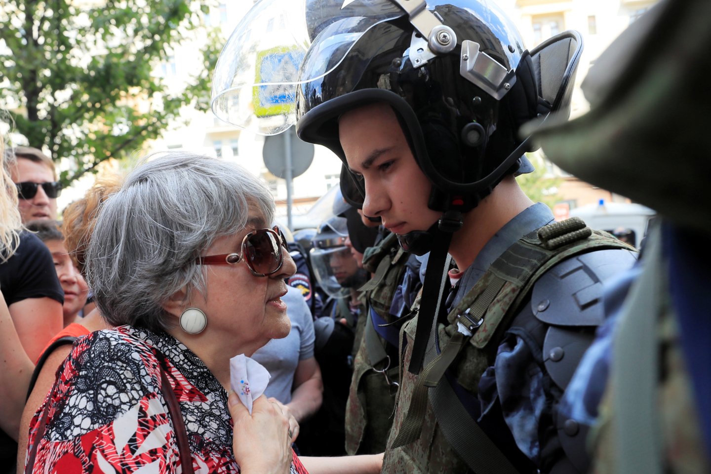 Maskvos policija suėmė taikiai protestuojančius rusus.<br> AFP/Scanpix nuotr.