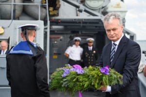 G. Nausėda pagerbė žuvusius jūroje – dalyvavo vainikų nuleidimo ceremonijoje