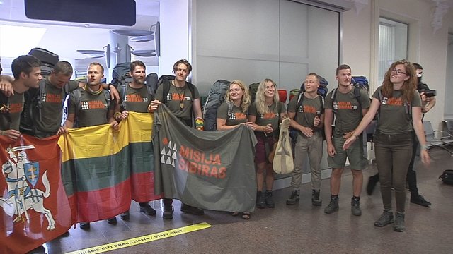 Vilniaus oro uoste sutikti iš Kazachstano grįžę „Misija Sibiras“ dalyviai