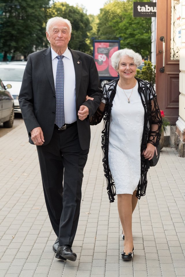 Klaipėdos garbės pilietis Valentinas Greičiūnas su žmona Irena. <br>A.Kubaičio nuotr. 