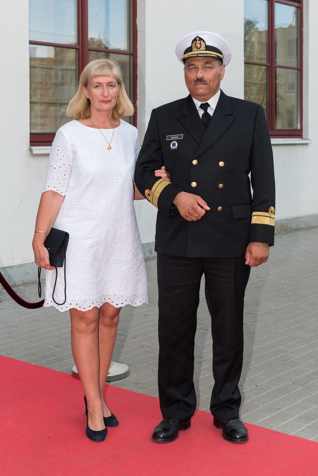  Lietuvos karinių jūrų pajėgų vadas Arūnas Mockus su žmona Svetlana.<br>A.Kubaičio nuotr. 