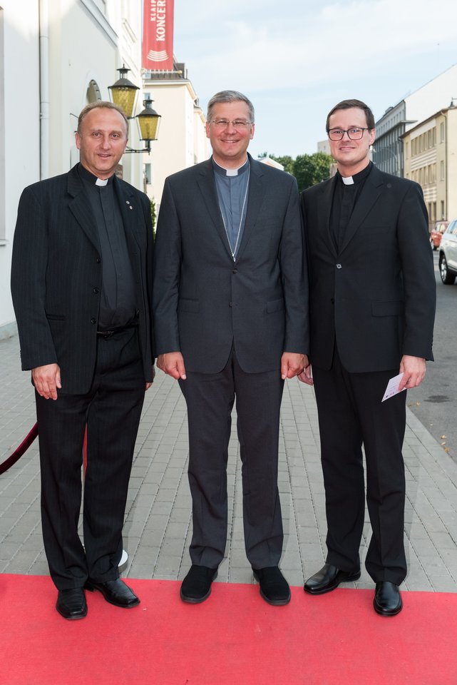 Telšių vyskupas Kęstutis Kėvalas su kunigais Viktoru Viktoravičiumi  ir Andriumi Vaitkevičiumi.<br>A.Kubaičio nuotr. 