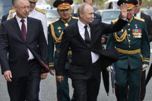 Po masinio protestuotojų sulaikymo Maskvoje V. Putinas vadovauja karinio laivyno paradui