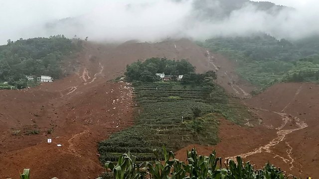 Kinijoje nuslinkusios žemės nuošliaužos palaidojo kaimą, aukų skaičius auga