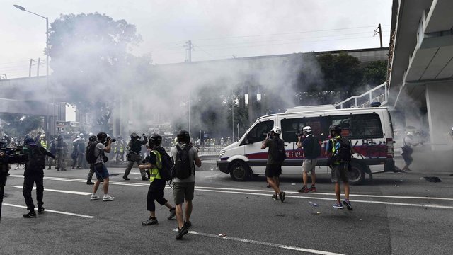 Honkonge policijos užpulti protestuotojai neapsikentė – vėl surengė protestą
