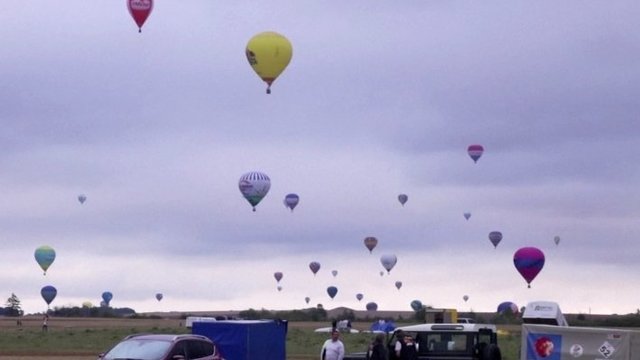 Pasigrožėkite: Prancūzijoje į dangų pakilo rekordinis skaičius oro balionų