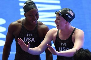 Pasaulio plaukimo čempionatas baigėsi dviem pasaulio rekordais: amerikietės pasiekė neįtikėtiną rezultatą