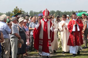 Karštis neišgąsdino – į Kryžių kalno atlaidus plūdo minios maldininkų