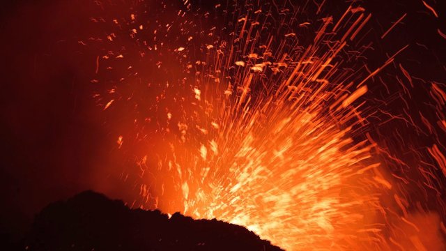 Išsiveržęs Etnos ugnikalnis pritraukė būrį smalsuolių