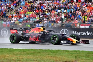 Nenuspėjamose lenktynėse Vokietijoje finišą pirmas kirto „Red Bull“ pilotas M. Verstappenas