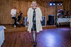 60-metė aktorė Nijolė Narmontaitė vidury vasaros pasipuošė kailiniais