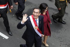 Peru prezidentas siūlo surengti pirmalaikius rinkimus „institucijų krizei“ užbaigti
