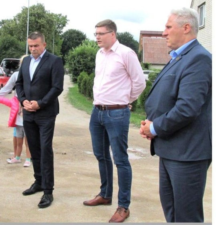  Savivaldybės administracijos direktorius V.Eidukas (iš kairės), Socialinės paramos skyriaus vedėjas K.Knizikevičius ir meras V.Jareckas neatsilaikė prieš pulkelį piktų gyventojų.