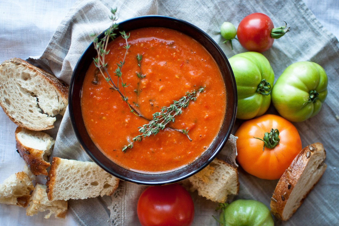 Greitai paruošiama pomidorų sriuba.<br>Nuotr. iš „Magic Mint“. 