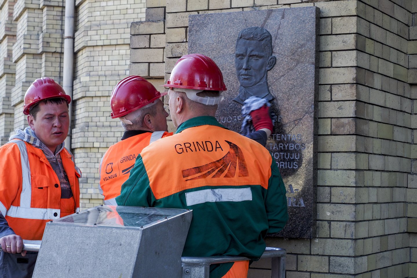 Balandį sudaužyta atminimo lenta buvo suklijuota ir vėl pakabinta ant bibliotekos sienos, o praėjusį šeštadienį „Grindos“ darbininkai ją nuėmė.<br>V.Ščiavinsko nuotr.