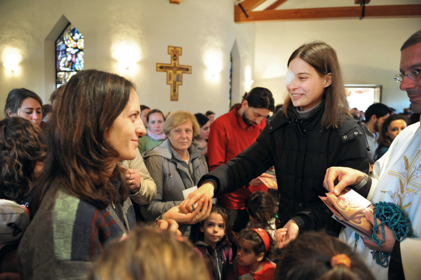 Kjara dovanoja rožinį Danielai.<br> Asmeninio archyvo nuotr.