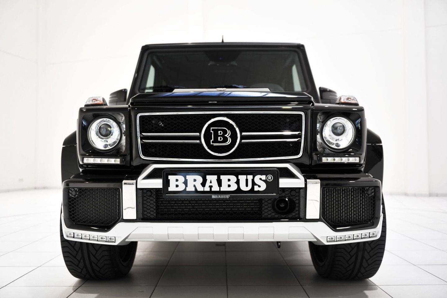 „Brabus“ kompanijos modifikuotas „Mercedes-Benz G63 AMG“.<br> Gamintojo nuotr.