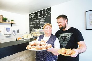 Tarnybą policijoje metęs sūnus sukūrė apetitą keliančią darbo vietą mamai
