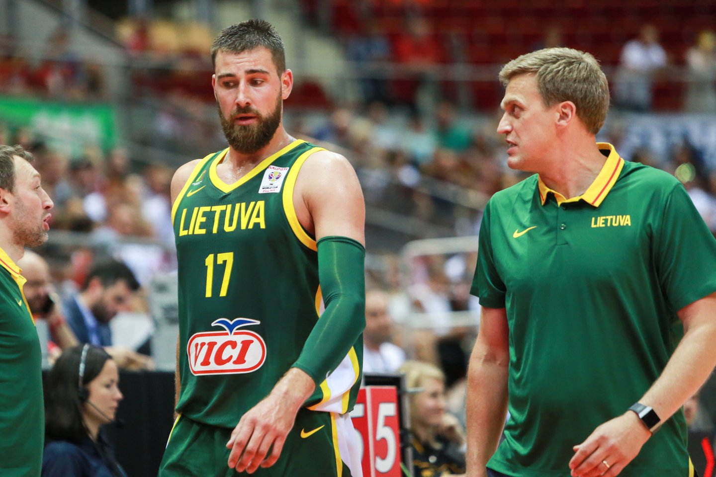 Lietuvos krepšinio rinktinės žaidėjas Jonas Valančiūnas ir treneris Dainius Adomaitis.<br>G.Bitvinsko nuotr.
