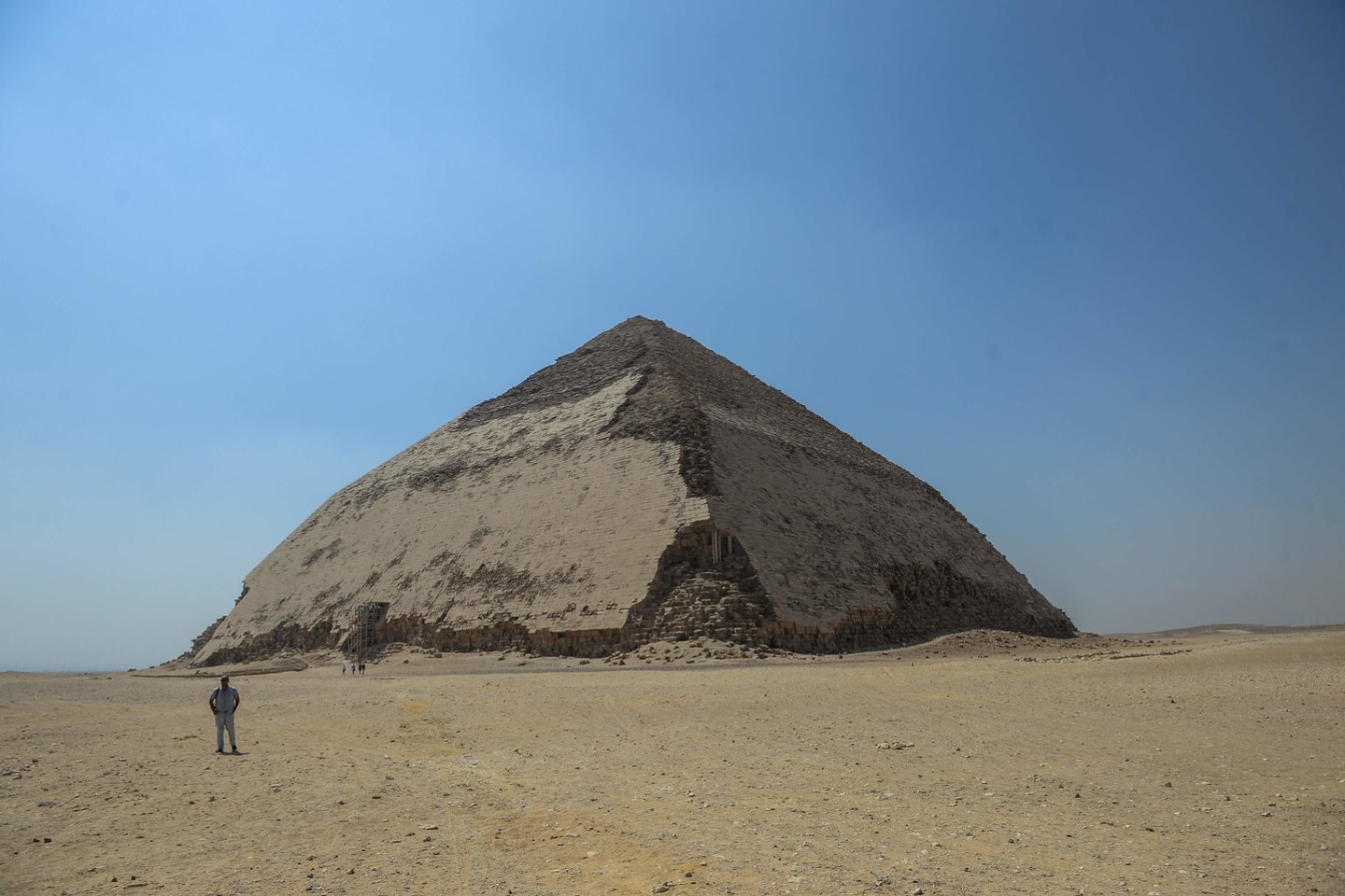 Lenktoji piramidė buvo uždaryta 1965 metais. Nuo tada ši 100 metrų aukščio struktūra buvo restauruojama. Ekspertai atkūrė ne tik vidinius, bet ir išorinius piramidės laiptus, įrengė apšvietimą ir sutvarkė kitas piramidės vietas. <br>Scanpix nuotr. 