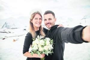 Klaipėdietė per savo vestuves negalėjo vaikščioti: jaunikis nešiojo ant rankų