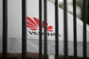 Nepaisant JAV sankcijų, „Huawei“ nusileidžia tik „Samsung“