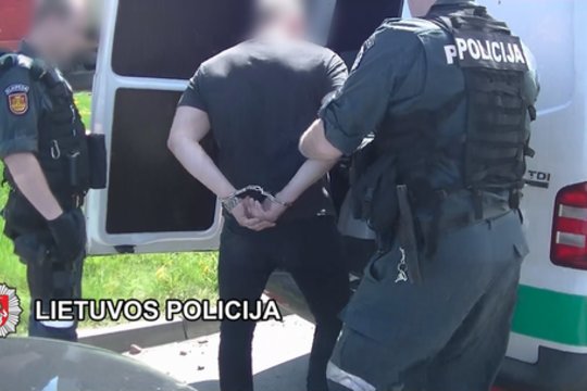 Tarptautinės operacijos metu smogta grupuotei: gabeno narkotikus ir planavo nužudymą