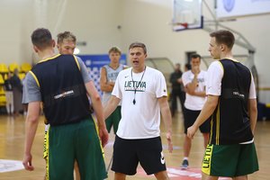 Dėl J. Valančiūno galvą sukantis D. Adomaitis: „Salėje buvome tik tris kartus“