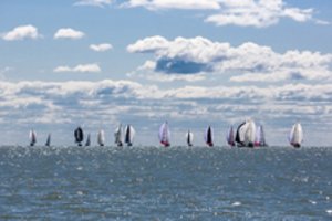 Trečiajame Kuršių marių regatos etape buriuotojus pasitiko „vėjo loterija“