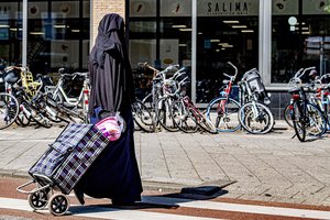 Nyderlanduose įsigaliojo dalinis draudimas viešose vietose dėvėti burkas ir nikabus