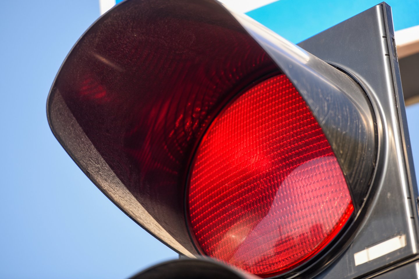 Vilniuje neveikiantys šviesoforai sukėlė nesklandumų: susidūrus automobiliams vienas skriejo į stulpą.