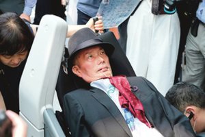 Į Japonijos parlamentą pirmą kartą pateko politikai, nevaldantys viso kūno