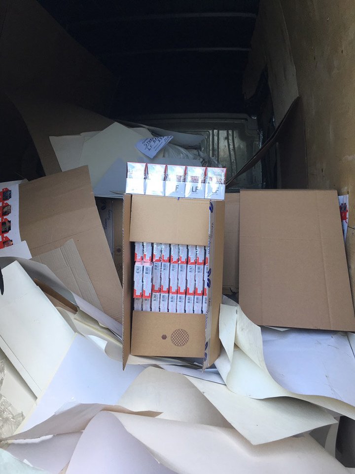 Radviliškio r. sulaikytas dėžes gabenęs mikroautobusas su 35 tūkst. kontrabandinių cigarečių.<br>VSAT nuotr. 