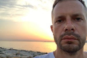 Andriui Tapinui nakvynė Nidoje su augintiniu smarkiai apkarto