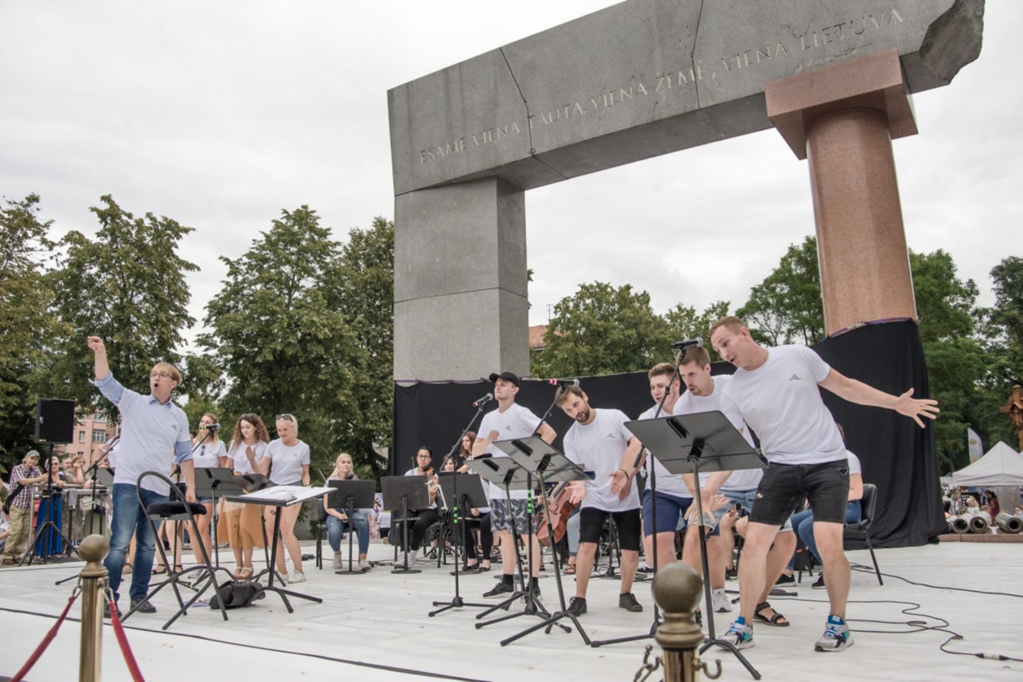 Jaunieji meno rezidentai jau surengė koncertą prie paminklo „Arka“.<br> O.Kasabovos nuotr.