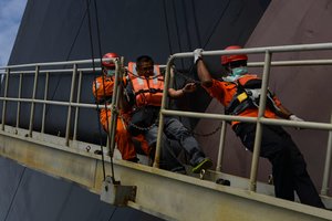 Indonezijoje nuskendus laivui žuvo keturi žmonės, dar dešimtys dingo