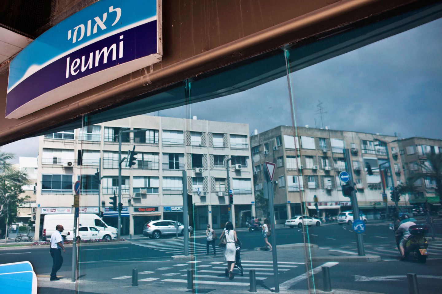 „Izraelis, galimas daiktas, yra startuolių ir aukštųjų technologijų šalis, tačiau visose srityse, kurios susijusios su mokėjimų sistemomis, žydų valstybė ir toliau atsilieka nuo kitų šalių. Ypač kalbant apie grynųjų pinigų panaudojimą ir juodosios kapitalo rinkos apimties mažinimą“, – rašo straipsnio autorė.<br> Reuters/Scanpix nuotr.