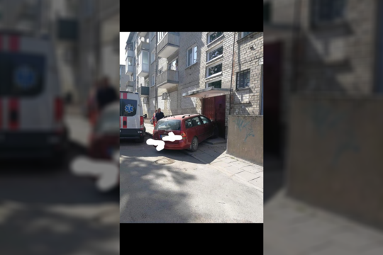 75-erių klaipėdietė sumaišiusi automobilio pedalus trenkėsi į daugiabučio laiptinės duris