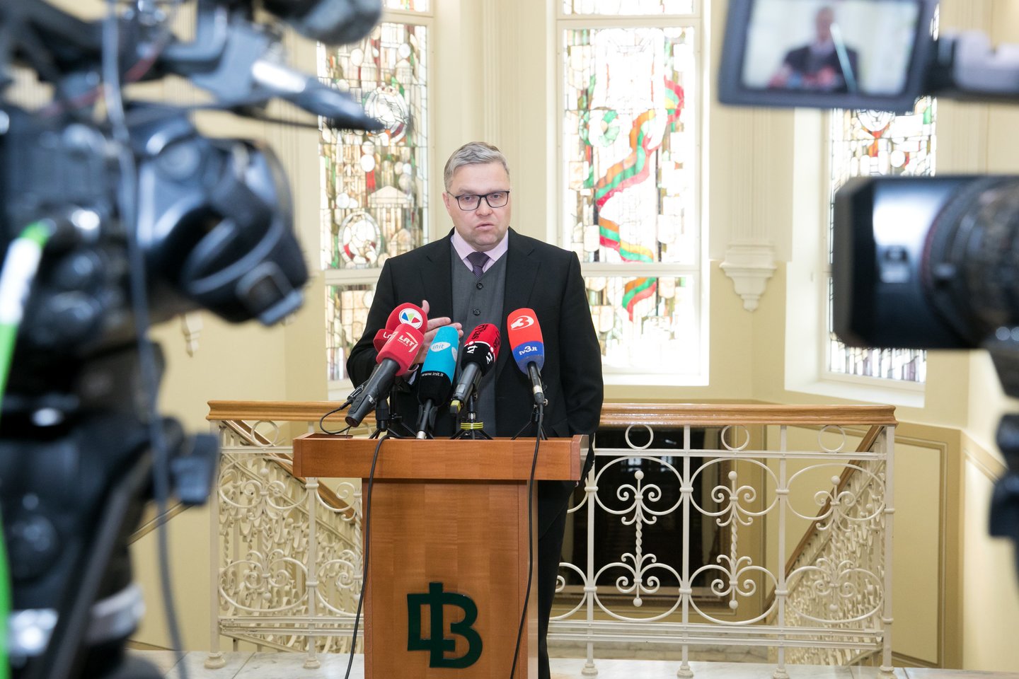 Buvusiam Seimo Biudžeto ir finansų komiteto pirmininkui Stasiui Jakeliūnui Vyriausybei pristačius jo vadovaujamos laikinosios Seimo komisijos atliekamą parlamentinį tyrimą dėl 2009-ųjų ekonominės krizės, Vyriausybė balandį nutarė prašyti Generalinės prokuratūros įvertinti tuometinių finansų priežiūros institucijų veiklą per krizę.<br>T.Bauro nuotr.