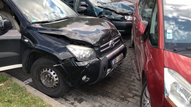 Vaizdai iš didelės avarijos Vilniuje: sudaužytos 3 mašinos, yra sužeistų