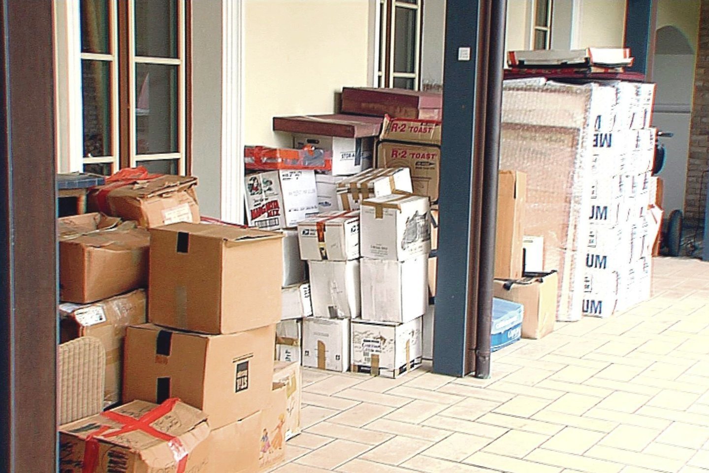 A.Zuokas neigė žmonos paskleistus įtarimus dėl neteisėtai laikomų vertybių. Anot jo, savivaldybės atstovų išsivežtose dėžėse buvę daiktai atgabenti į Vilnių planuojant juos kada nors panaudoti įvairiuose J.Meko fondo renginiuose.<br>T.Bauro nuotr.